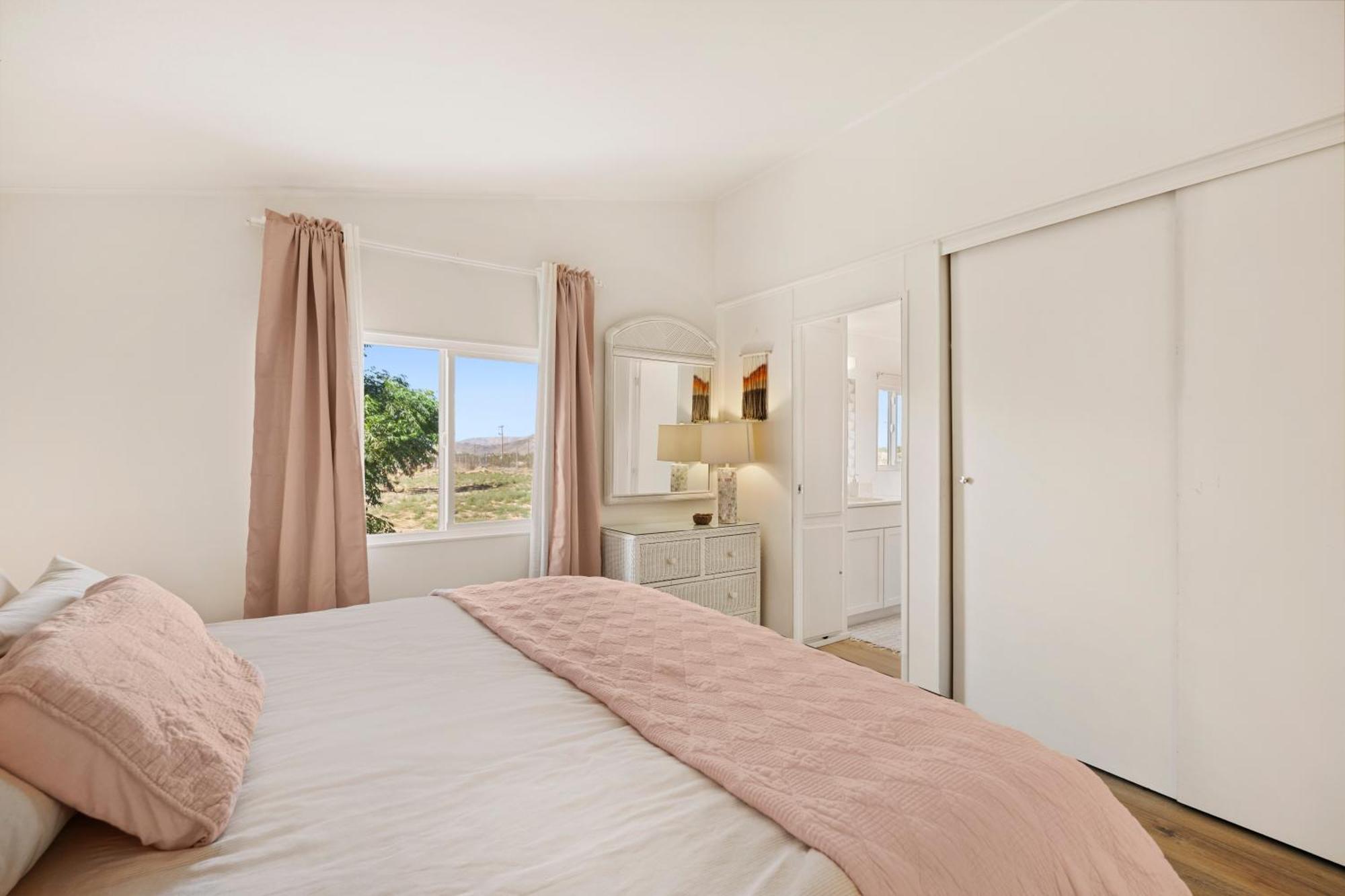 Joshua Tree Sunrises And Sunsets, Hot Tub, Star Gazing, Pet Friendly Holiday home