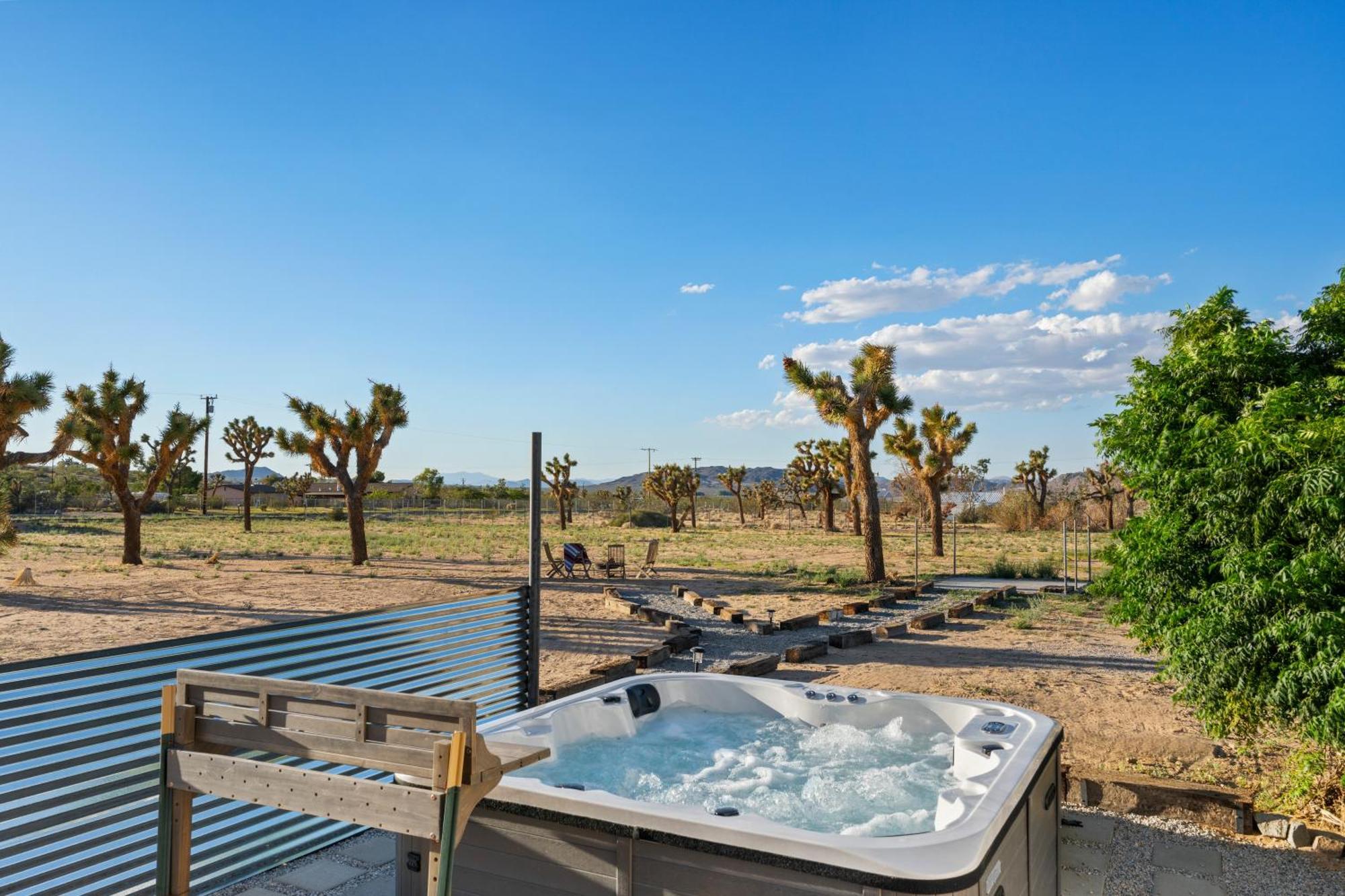 Holiday home Joshua Tree Sunrises And Sunsets, Hot Tub, Star Gazing, Pet Friendly *