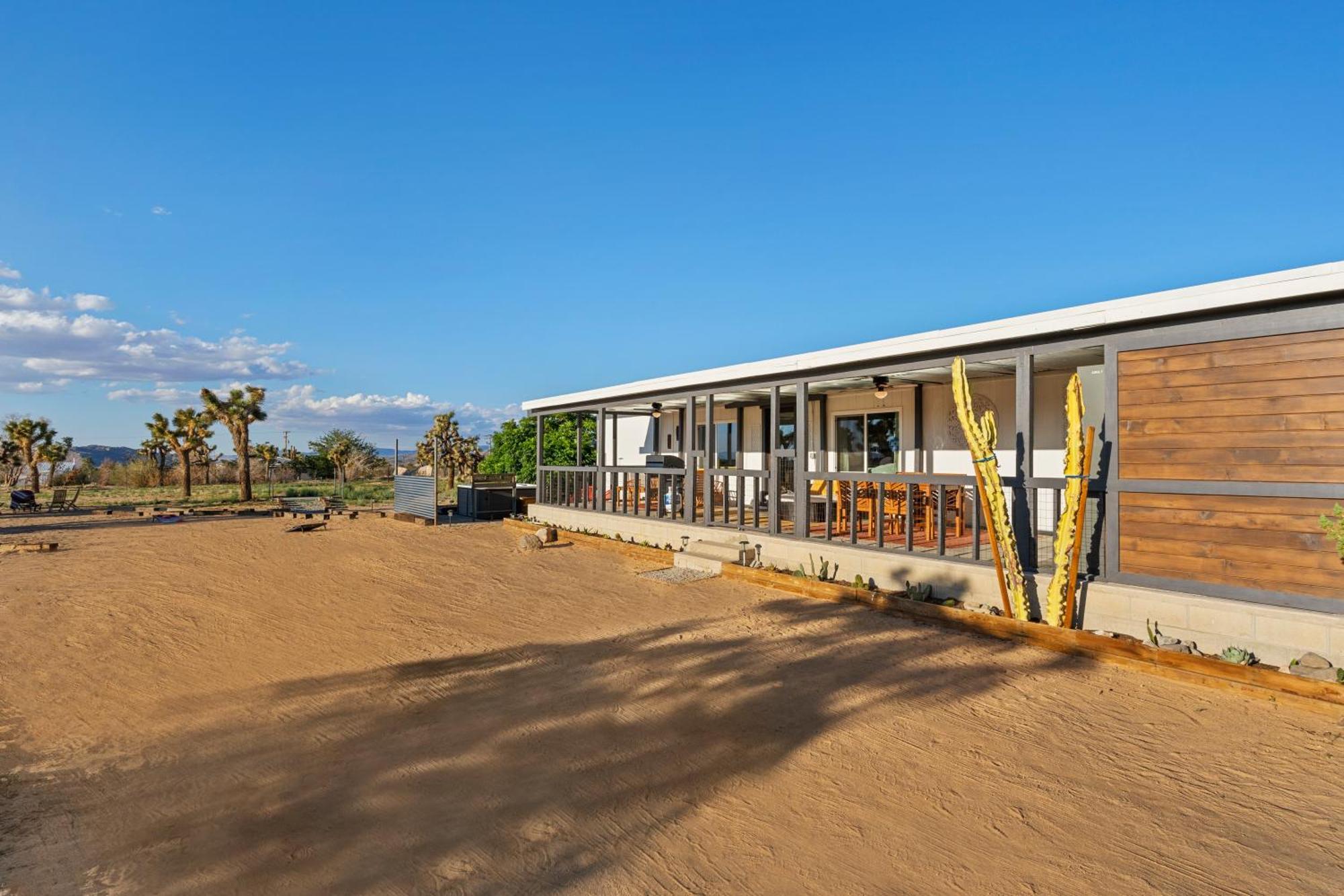 Joshua Tree Sunrises And Sunsets, Hot Tub, Star Gazing, Pet Friendly Holiday home *
