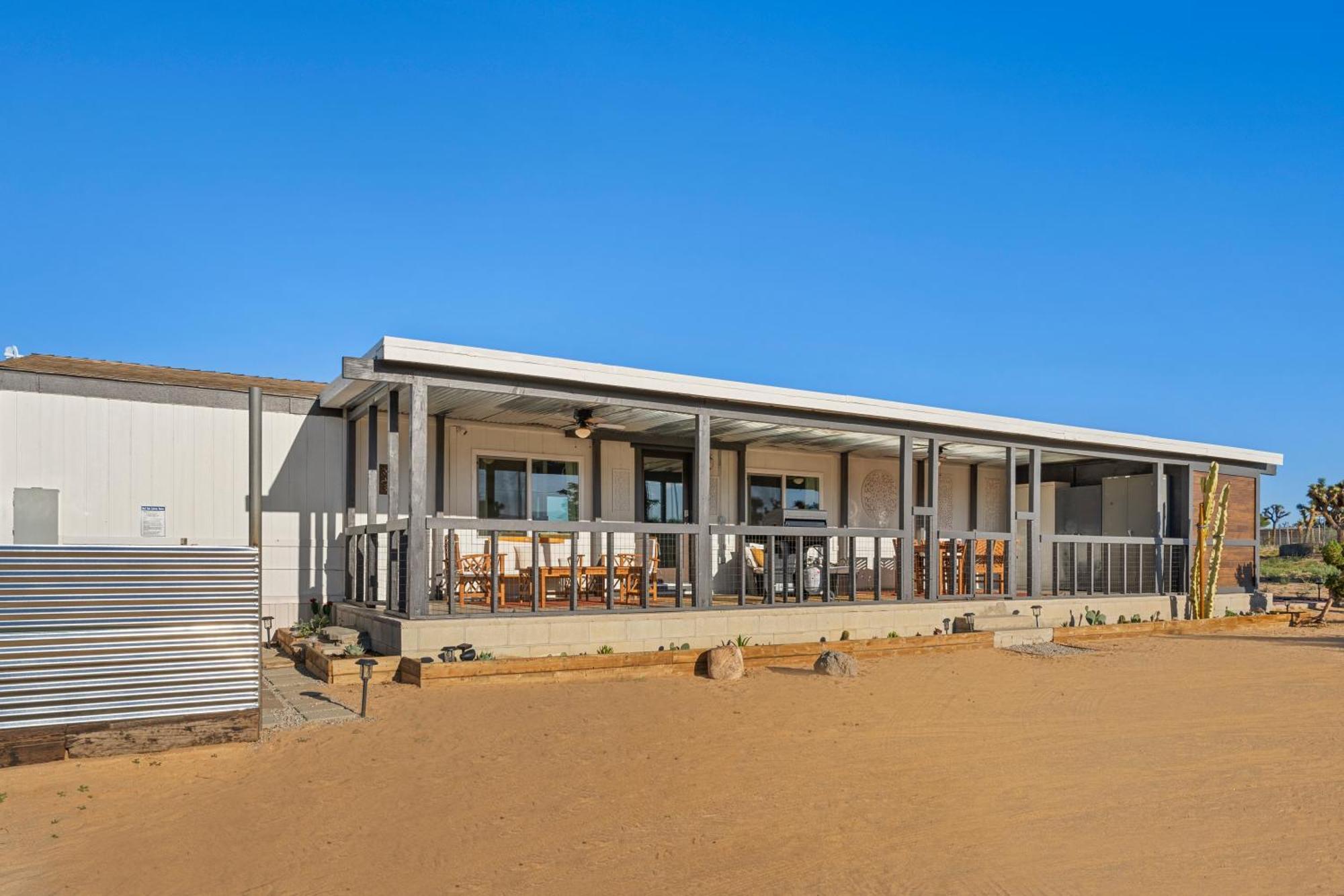 Joshua Tree Sunrises And Sunsets, Hot Tub, Star Gazing, Pet Friendly * Yucca Valley