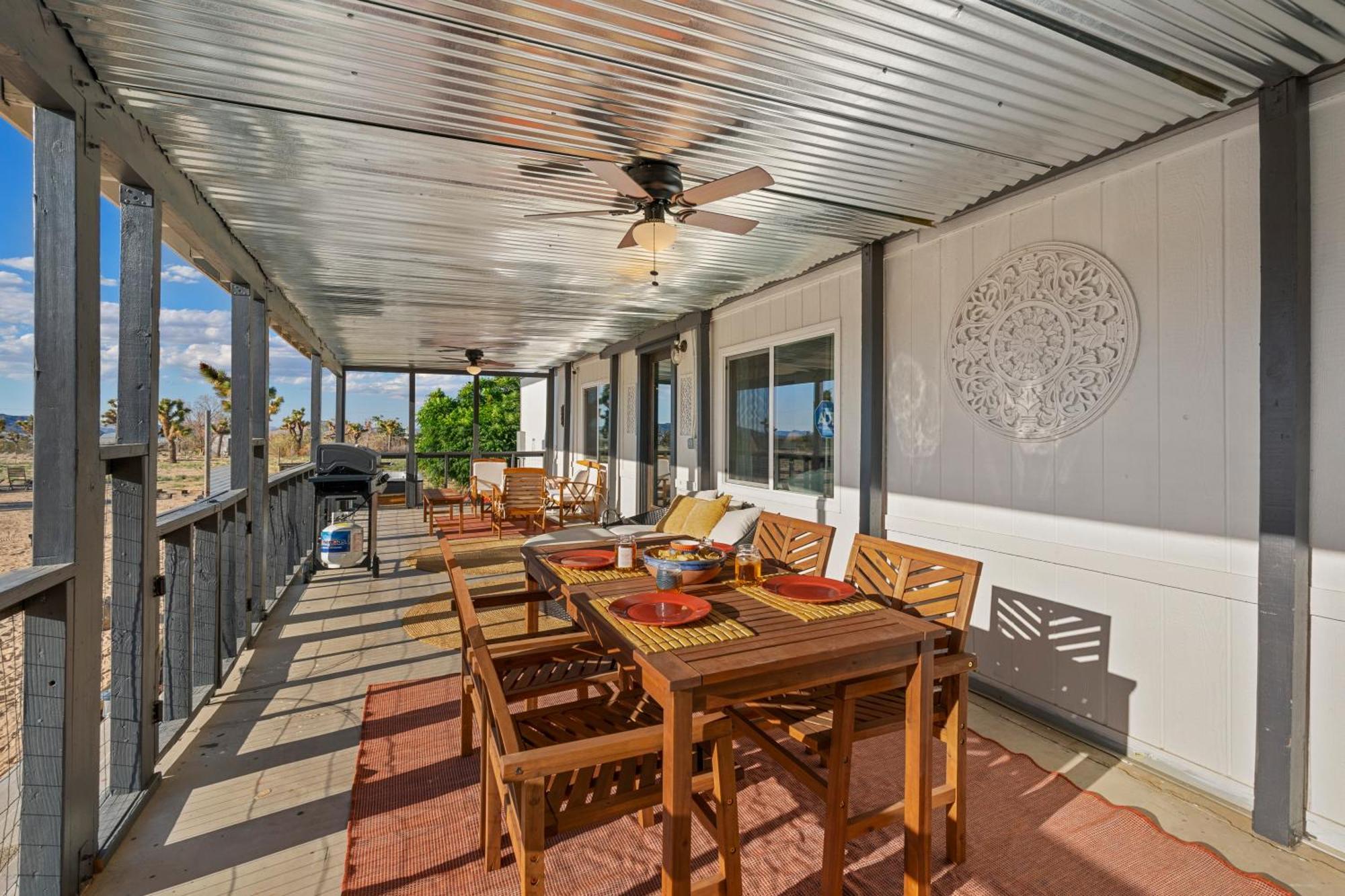 Joshua Tree Sunrises And Sunsets, Hot Tub, Star Gazing, Pet Friendly Holiday home *