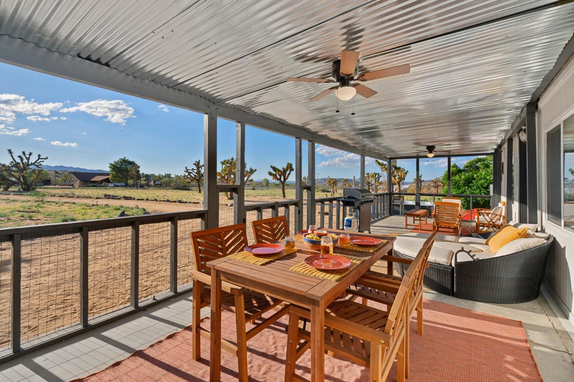 Joshua Tree Sunrises And Sunsets, Hot Tub, Star Gazing, Pet Friendly Holiday home *