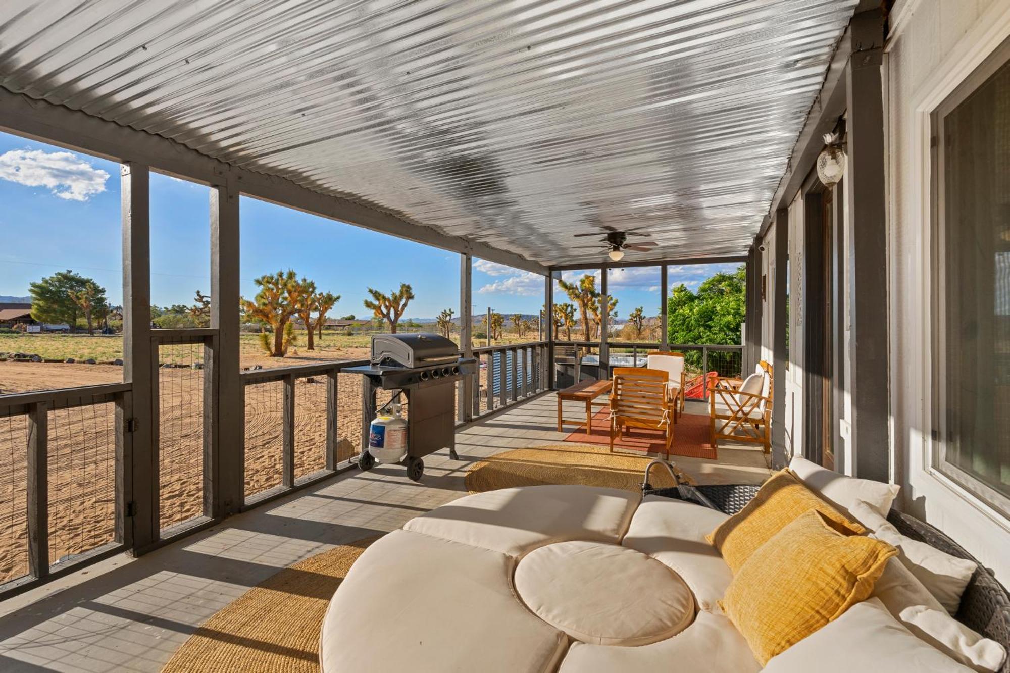 Joshua Tree Sunrises And Sunsets, Hot Tub, Star Gazing, Pet Friendly