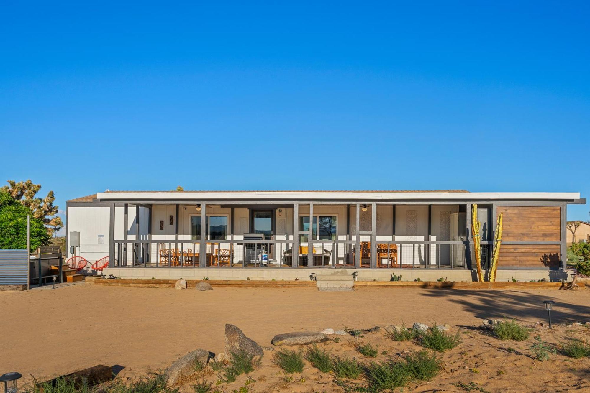 Joshua Tree Sunrises And Sunsets, Hot Tub, Star Gazing, Pet Friendly Holiday home *