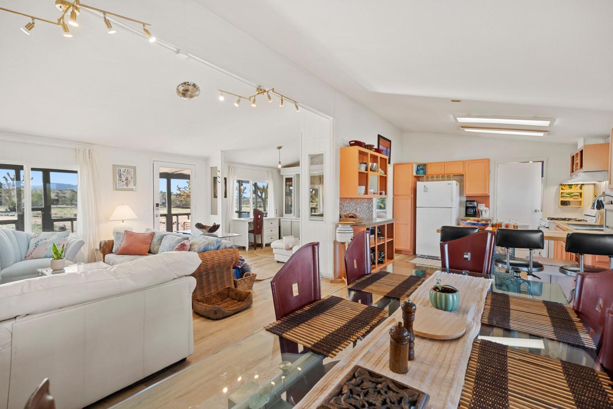 Joshua Tree Sunrises And Sunsets, Hot Tub, Star Gazing, Pet Friendly