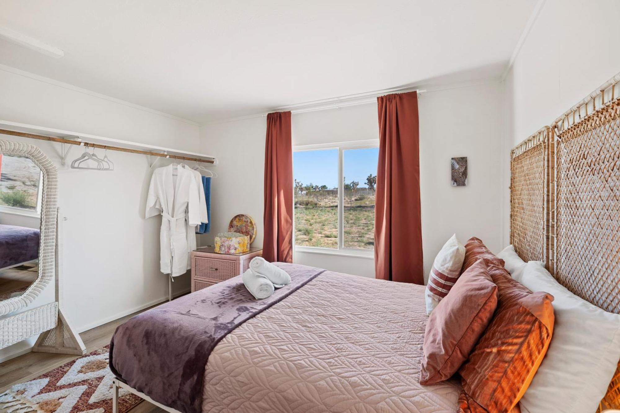 Joshua Tree Sunrises And Sunsets, Hot Tub, Star Gazing, Pet Friendly Yucca Valley