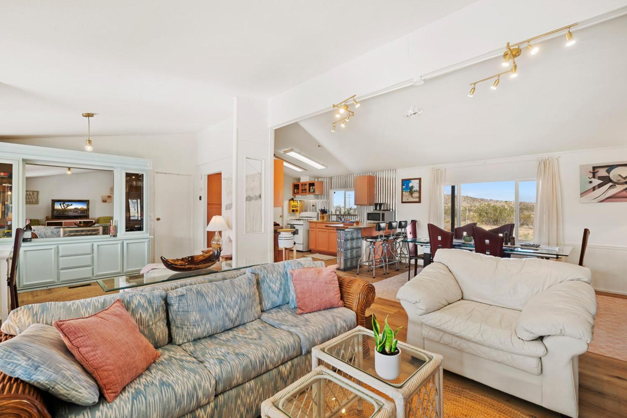 Joshua Tree Sunrises And Sunsets, Hot Tub, Star Gazing, Pet Friendly