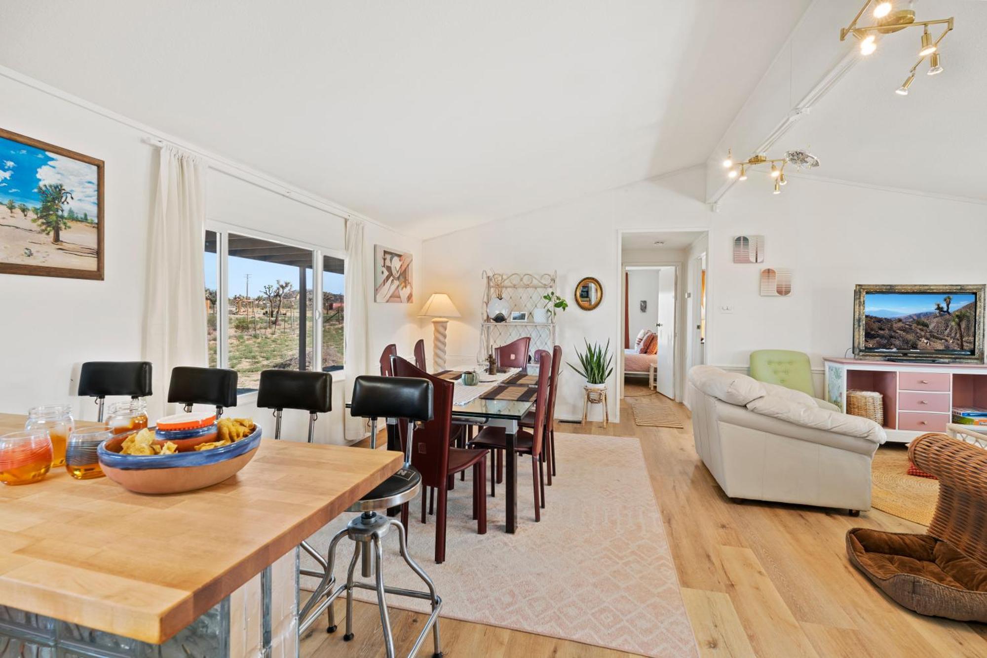 Joshua Tree Sunrises And Sunsets, Hot Tub, Star Gazing, Pet Friendly Holiday home *