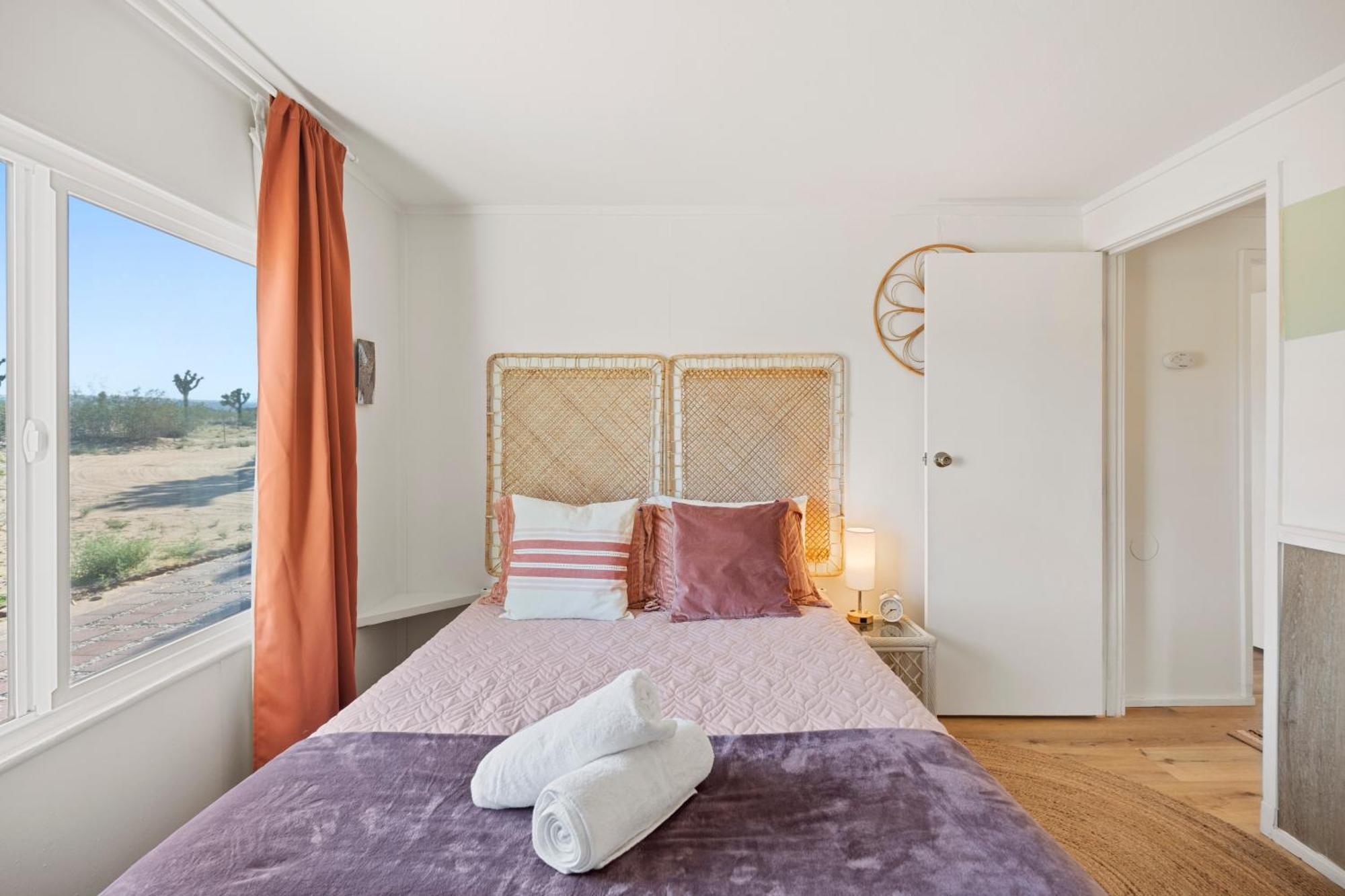 Joshua Tree Sunrises And Sunsets, Hot Tub, Star Gazing, Pet Friendly Holiday home *