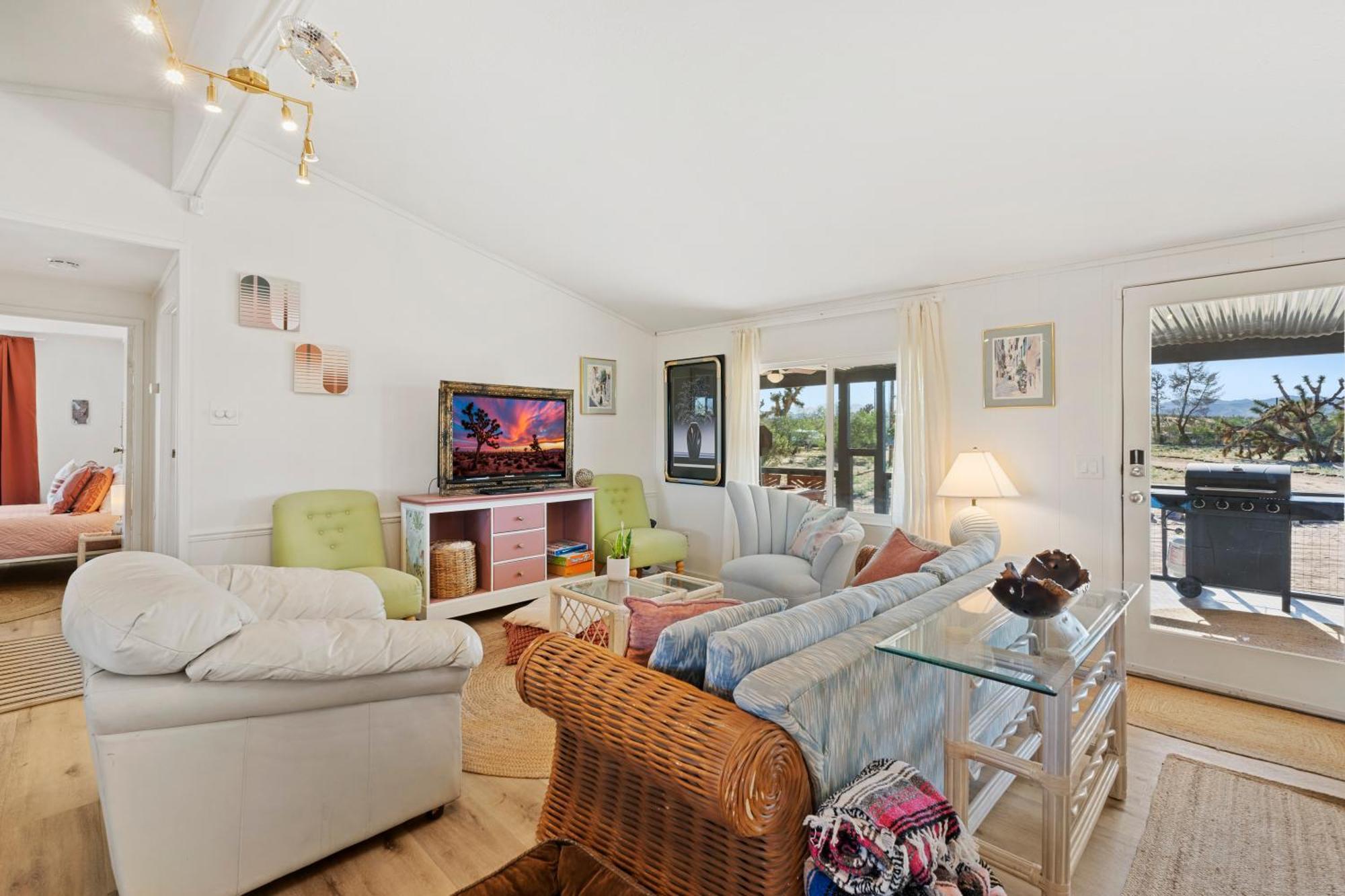 Joshua Tree Sunrises And Sunsets, Hot Tub, Star Gazing, Pet Friendly Holiday home Yucca Valley