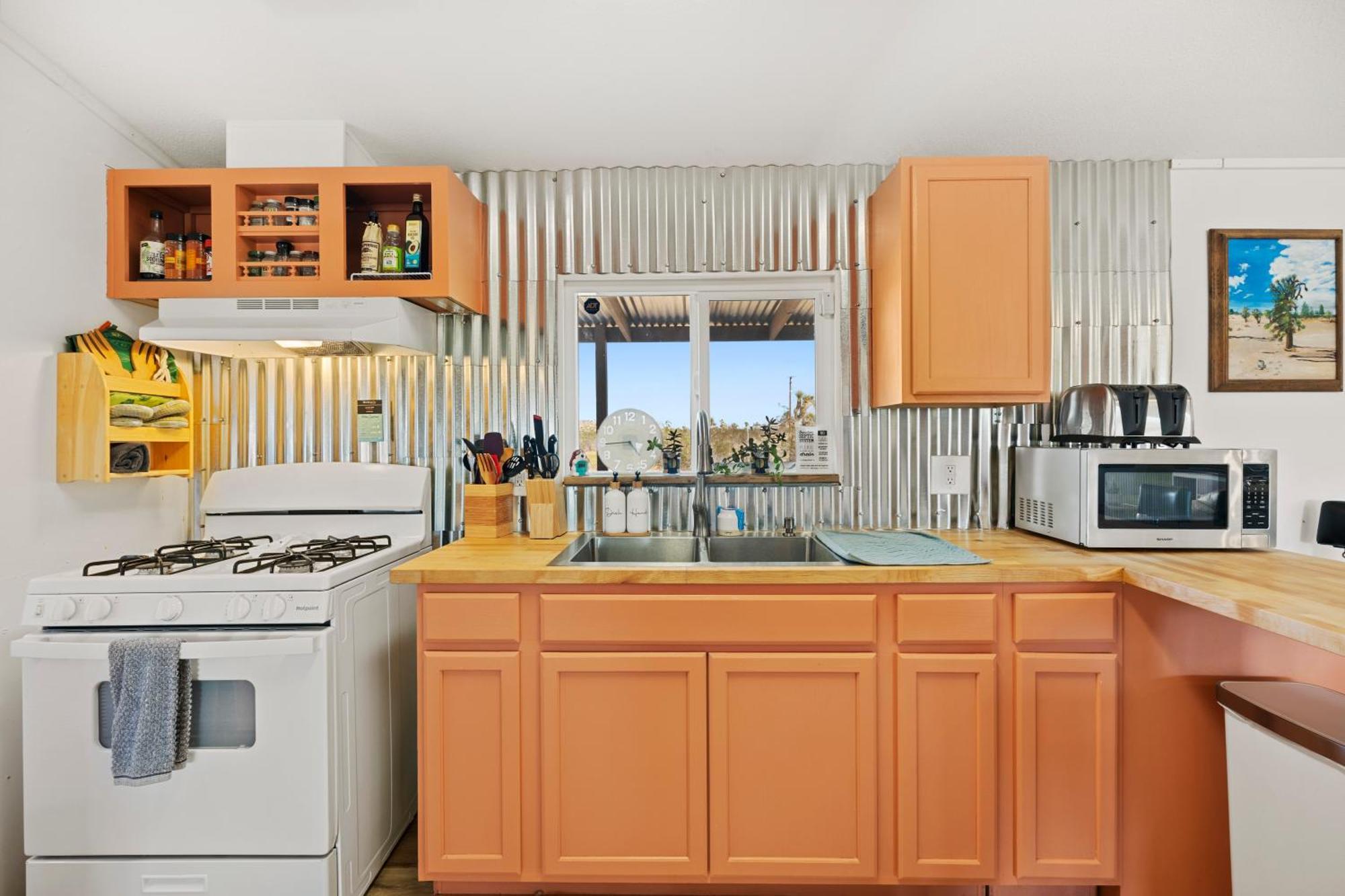 Joshua Tree Sunrises And Sunsets, Hot Tub, Star Gazing, Pet Friendly Holiday home *
