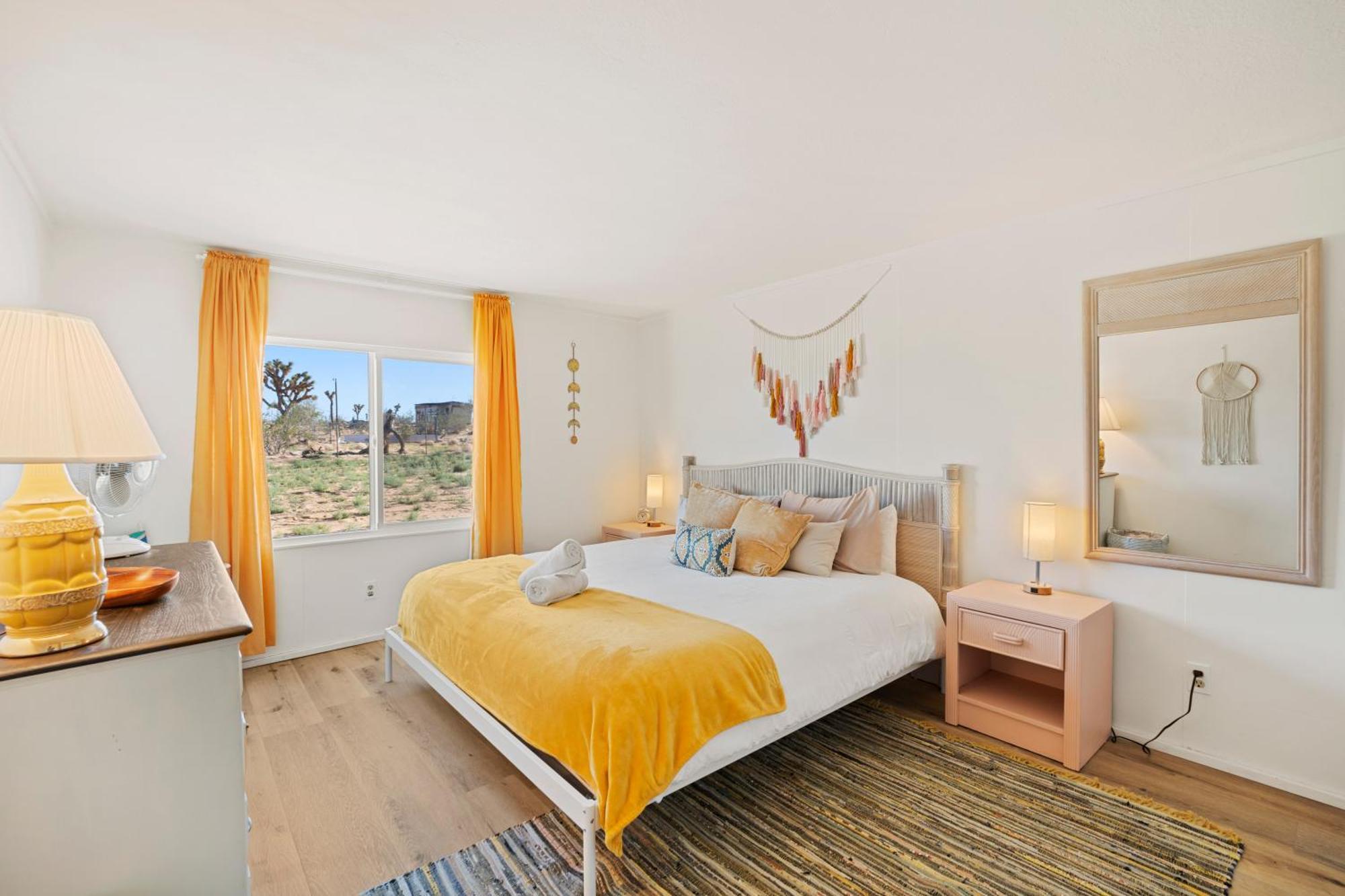 Joshua Tree Sunrises And Sunsets, Hot Tub, Star Gazing, Pet Friendly Holiday home Yucca Valley