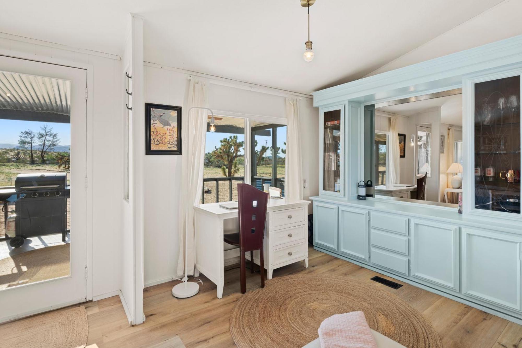 Joshua Tree Sunrises And Sunsets, Hot Tub, Star Gazing, Pet Friendly * Yucca Valley