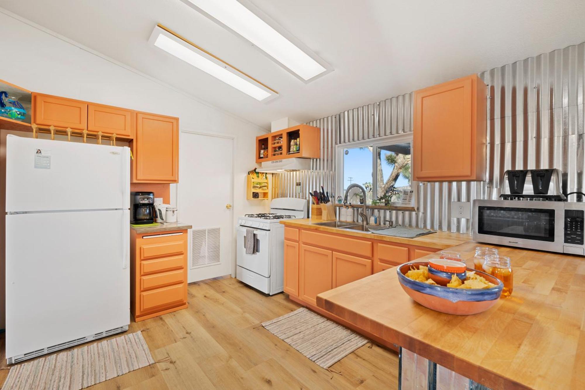 Joshua Tree Sunrises And Sunsets, Hot Tub, Star Gazing, Pet Friendly Holiday home