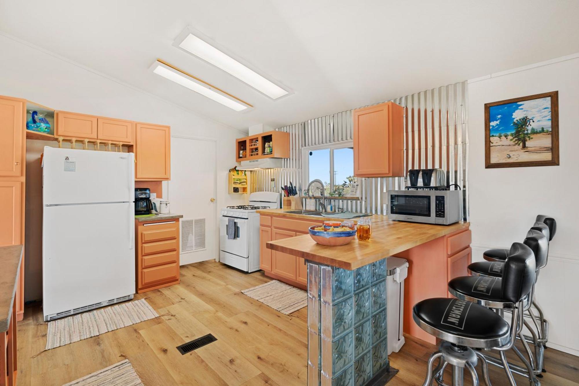 Joshua Tree Sunrises And Sunsets, Hot Tub, Star Gazing, Pet Friendly Holiday home *